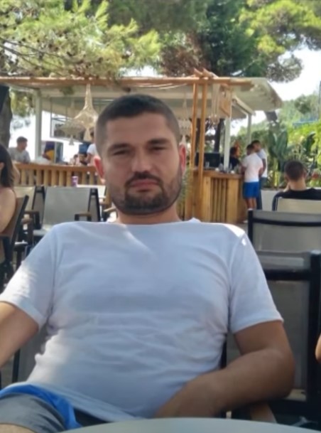 Tragjike / Ishte shpallur i zhdukur, 35-vjeçari gjendet i varur në një pemë buzë rrugës në Durrës