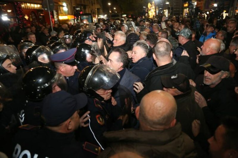 Bllokimi i rrugëve, Gjykata e Tiranës vendos ”arrest shtëpie” për protestuesin e PD