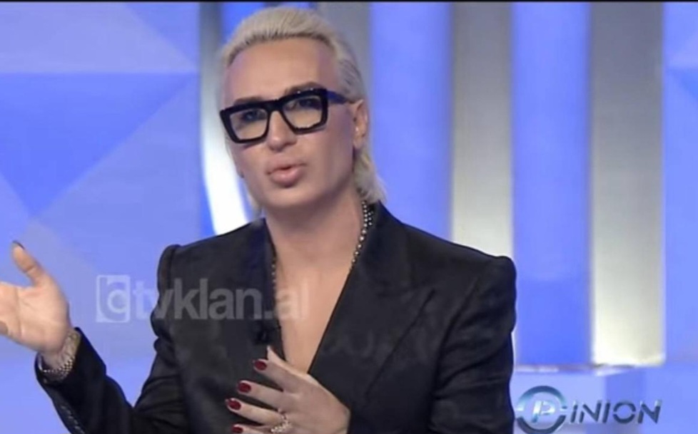 Elton Iliriani, tepelenësi që ktheu ‘mbrapsht’ fatin e tij, “suksesi” që filloi nga gropa e Hajdin Sejdisë e përfundoi në pasarelat e botës, i famshëm sa Kadareja, i pari duke shitur b…, i dyti duke shitur libra