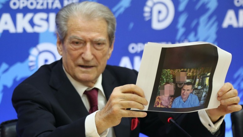 Mero Baze: Mos e fajësoni Berishën pse nxjerr në foto gruan e Dumanit, Liria ishte sekserja më e madhe e pushtetit të tij, shumica e drejtorëve me origjinë serbe