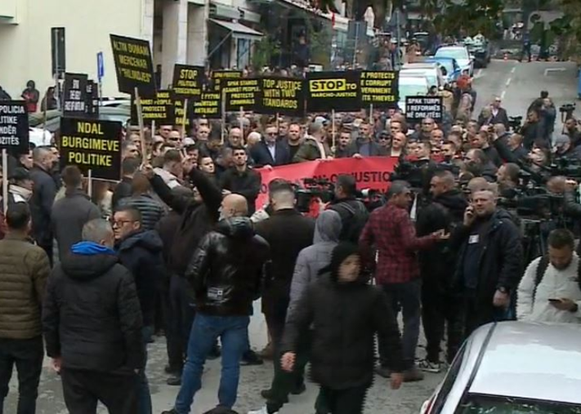Hajdutët e LSI-së protestojnë para SPAK, Bilushi i Metës sulmon Dumanin, PD distancohet