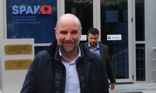 Gruaja dhe djali i Dritan Agollit bëhen biznesmenë pasi ‘mamuthi’ u dha 80 milionë euro tendera Çim Fushës dhe Bashkim Ulajt, dy oligarkët i dhanë zyra dhe tokë për vila