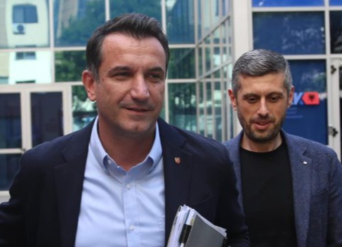 Veliaj i përgjigjet Batonit, Vesho mallistit, analistëve me vila dhe mediave të Nongratës: Shantazh për favore, nuk bie prê e presioneve të tyre