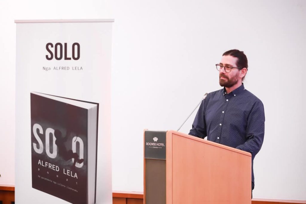 koloreto-cukali-i-keshillit-te-medias-dhe-zedhenesi-berishes-alfred-lela-analizojne-vjershat-e-njeri-tjetrit-avullojne-fonde-ne-emer-te-parimeve-te-gazetarise