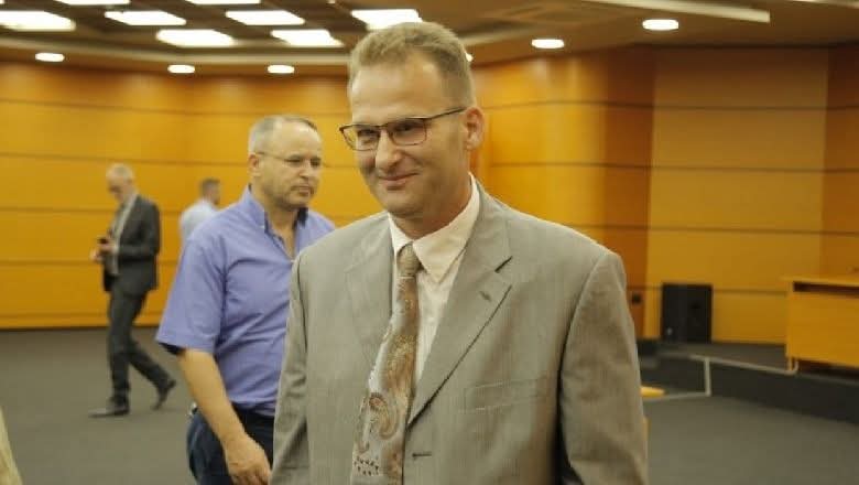 U përball me bandat me automatik / Kush është Elvin Gokaj, prokurori i ‘hekurt’ që po heton Belind Këlliçin, shkatërroi grupet e ’97 nga Burreli në Lushnje, drejtues i 7 prokurorive