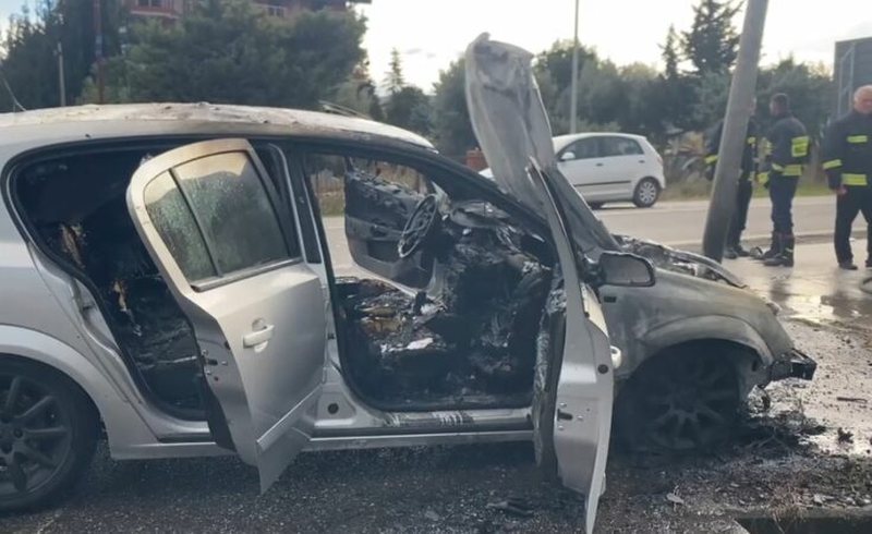 Aksident në Lezhë, përplasen dy makina, njëra shpërthen në flakë