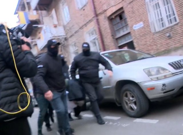 Lideri i opozitës në Gjeorgji rrihet dhe tërhiqet zvarrë në rrugë!