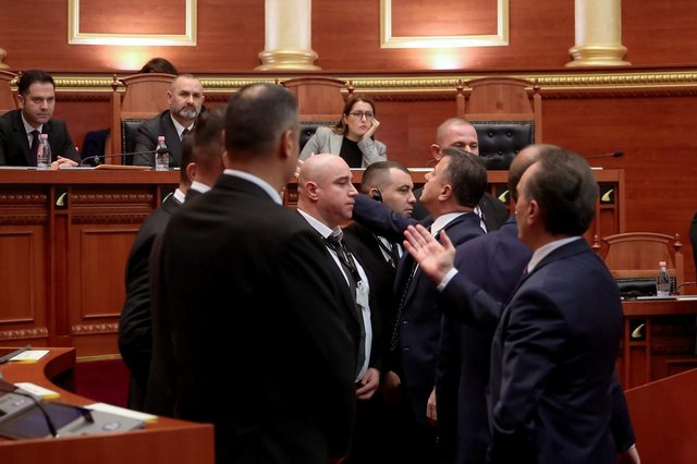 Tensione në Parlament, Flamur Noka shtyhet me Gardën!