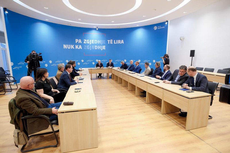 Sali Berisha ndryshon drejtuesit politikë në qarqe
