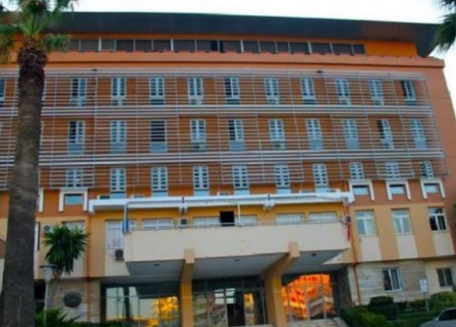 Tjetërsimi i pronave në Spitallë, Gjykata e Durrësit vendos “arrest shtëpie” për ish-juristin e Kadastrës
