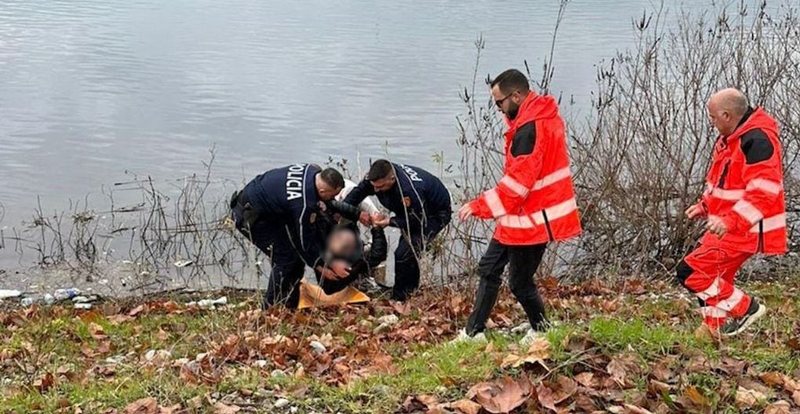 Hidhet nga ura e Bunës për t’i dhënë fund jetës, dy policë futen me gjithë rroba dhe shpëtojnë të moshuarin