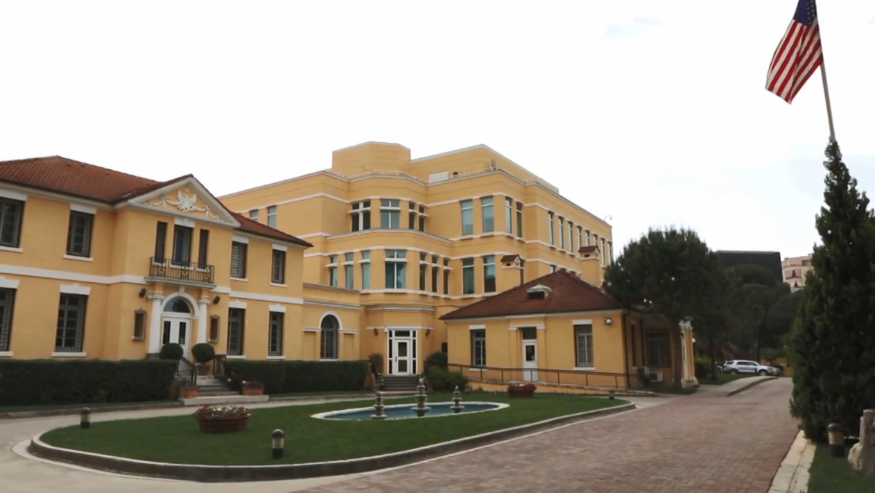 Dita e Rinisë/ Ambasada e SHBA në Tiranë: Sot shënohen 34 vjet që kur të rinjtë shqiptarë u ngritën kundër një prej regjimeve më të ashpra komuniste të Europës