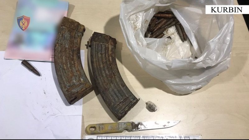 Kanosi me thikë disa qytetarë dhe dëmtoi një makinë, arrestohet 43-vjeçari në Kurbin