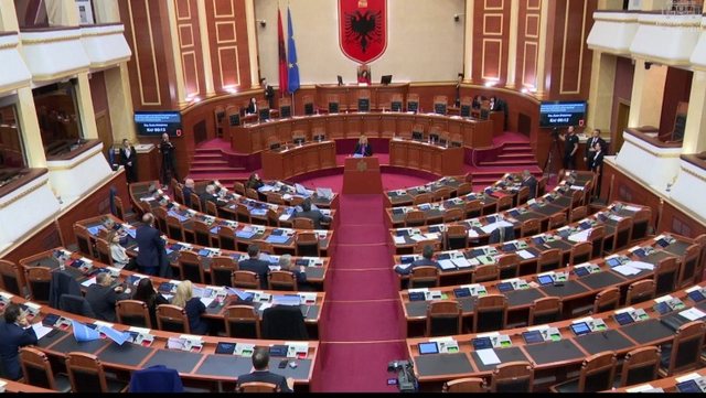 Kaos në Kuvend: Noka dhe deputetët e PD-së bllokojnë foltoren, Spiropali ndërpret seancën