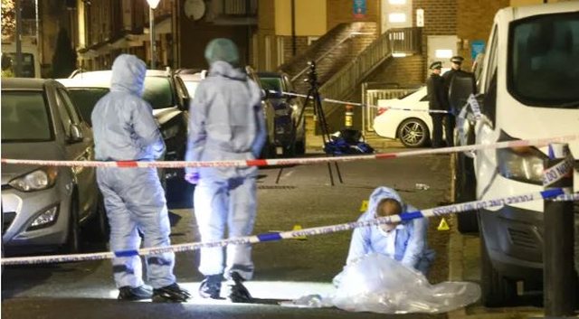 Tronditet Londra/ Vritet një grua dhe plagosen dy persona të tjerë!