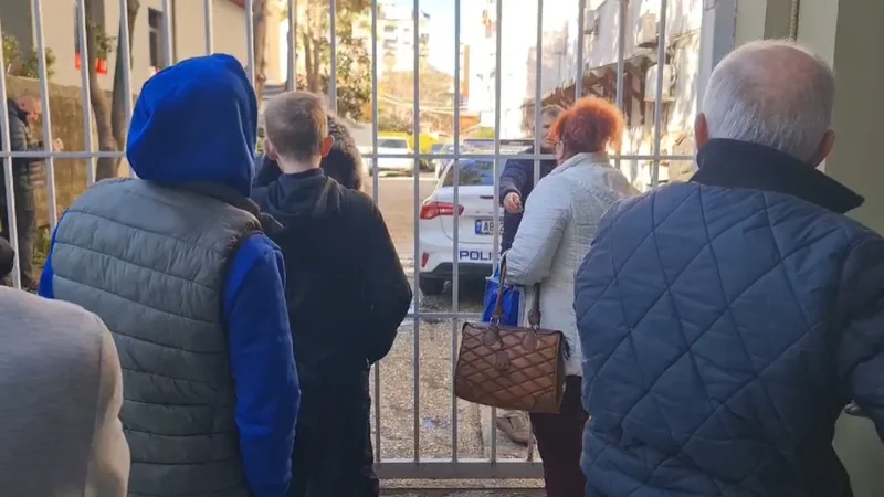 Plagosi katër herë me thikë bashkëmoshatarin në gjimnaz, lihet në burg 17 vjeçari në Fier