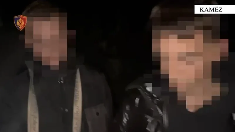 Kërcënoi me armë një adoleshent, arrestohet 15-vjeçari në Kamëz