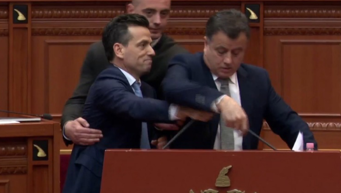 Përplasje në Kuvend/ Noka shtyn Shehajn nga foltorja: Mu hiq, po keqpërdoresh nga Rilndja