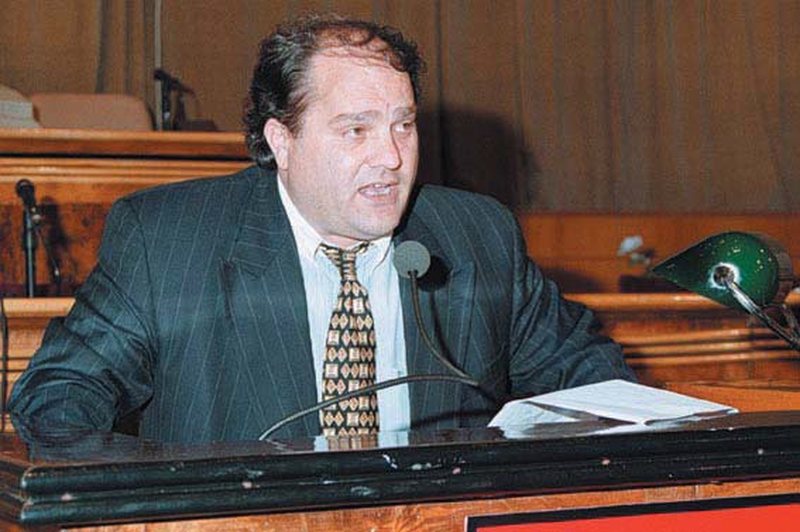 Dosier shtator 1992/ Azem Hajdari: Kur shkoj te fëmija im në darkë dhe ai më pyet “Pse deshe të më lësh jetim?” Dhe unë dua t’i them…
