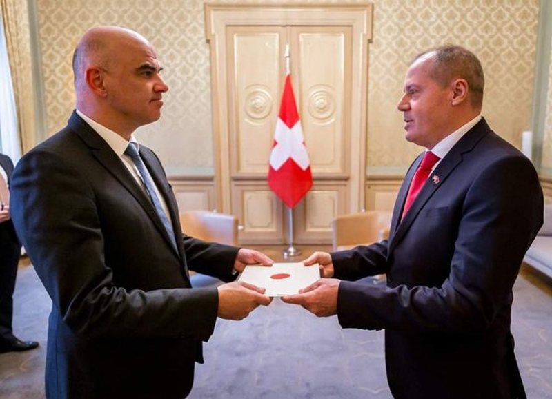 Mustafa Nano dorëhiqet pas 6 muajsh si ambasador në Zvicër?