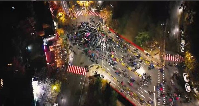 Bllokimi i rrugëve nga opozita, Gjykata e Tiranës vendos masën ‘detyrim paraqitje’ për 7 protestuesit