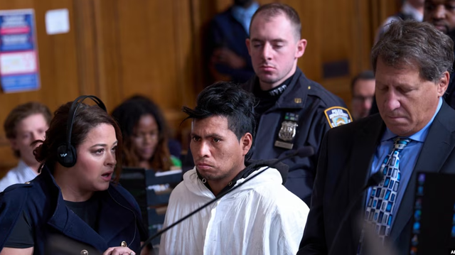 New York, i vuri flakën një gruaje në metro, 33-vjeçari nën akuzë për vrasje e zjarrvënie