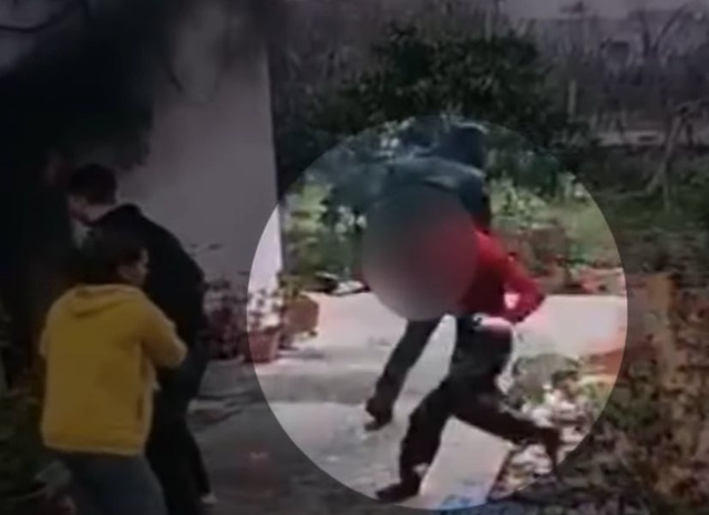Tronditëse/ Momenti kur burri tenton të djegë familjen në Kamëz!