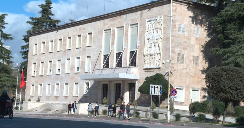 Viti i ri nis me një ditë pushim më shumë për administratën