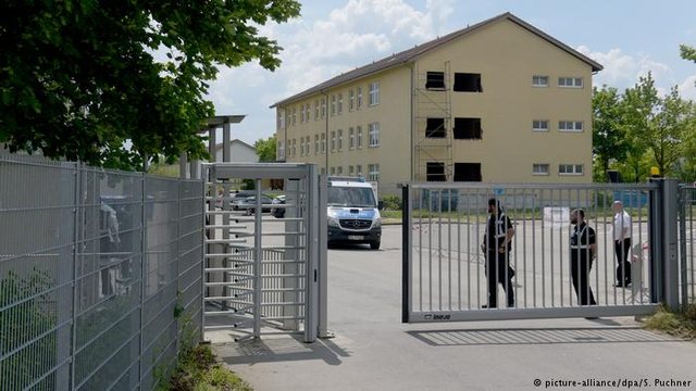 Arratisen 11 emigrantë të paligjshëm nga qendra e pritjes në Durrës! (AMP nis hetimet, merren në pyetje efektivët e shërbimit)