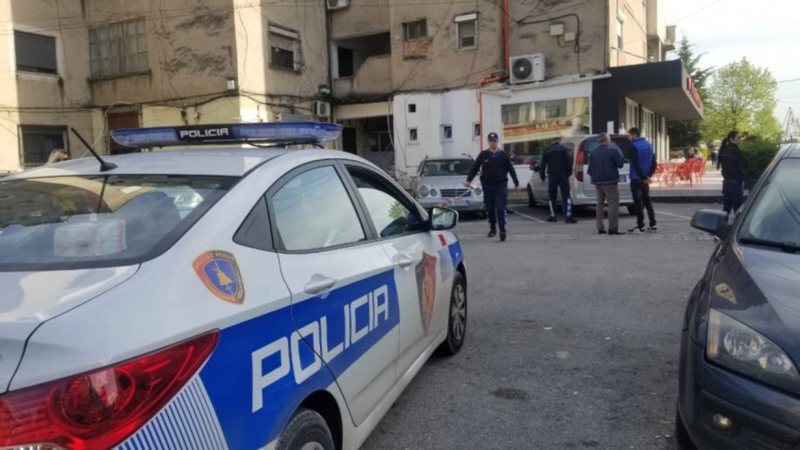 Vjedh monopatinën te sheshi “Shkënderbej”, gjatë arratisjes përplaset me “Range Rover”-in