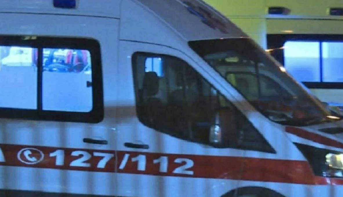 EMRAT/ Aksident i trefishtë te rrethrrotullimi i Saukut, plagoset një mjek dhe një 32-vjeçare