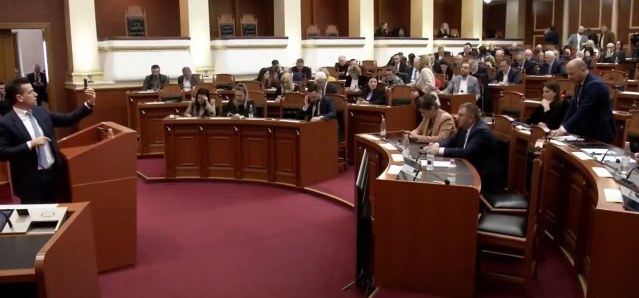 Revoltohet Mziu, tenton të godasë Shehajn me shishe: Pusho ti o papagall! Na çau tr**in, të q**sha robt