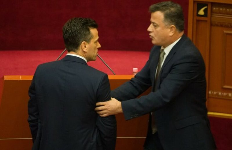 Deputetët e opozitës përleshen për Bashkim Ulajn, oligarku i lëshon Flamur Nokën deputetit Agron Shehajt pasi Shehaj kërkoi llogari për aferën Thumanë-Kashar