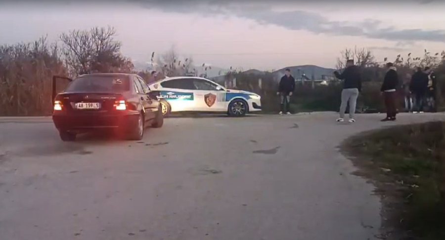 EMRI/ Makina përplas motorin në Lushnjë, plagoset drejtuesi