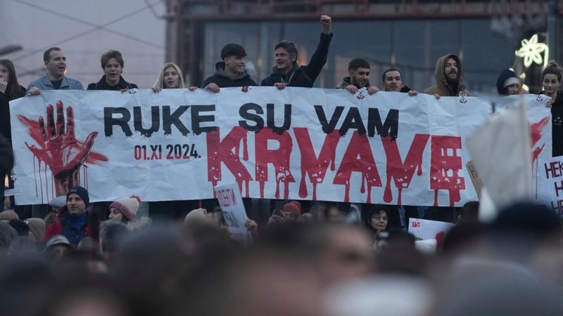 Protestë masive në Beograd kundër presidentit serb dhe qeverisë së tij