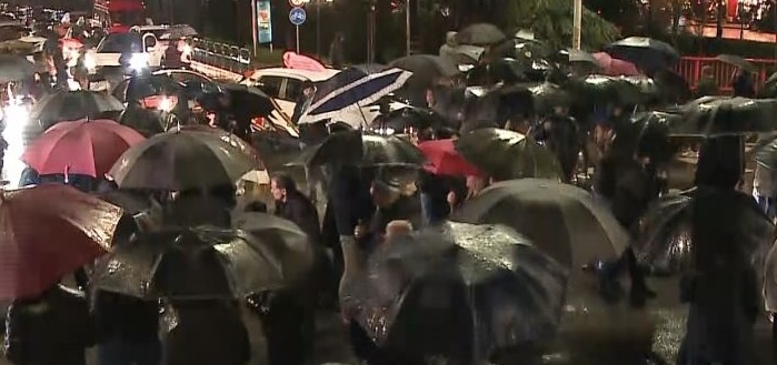 Protesta e opozitës, bllokon nyjet kryesore të Tiranës, Bardhi përplaset me policin: Na garantoni tubimin, ju devijoni trafikun