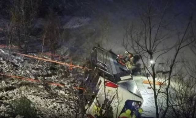 Autobusi me 60 pasagjerë bie në liqen në Norvegji, viktima dhe të plagosur