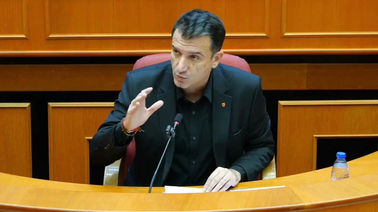 Erion Veliaj përgënjeshtron Berishën: O Sali, o kërmë, unë nuk iki nga Shqipëria! Kthehem për dy ditë nga Amerika