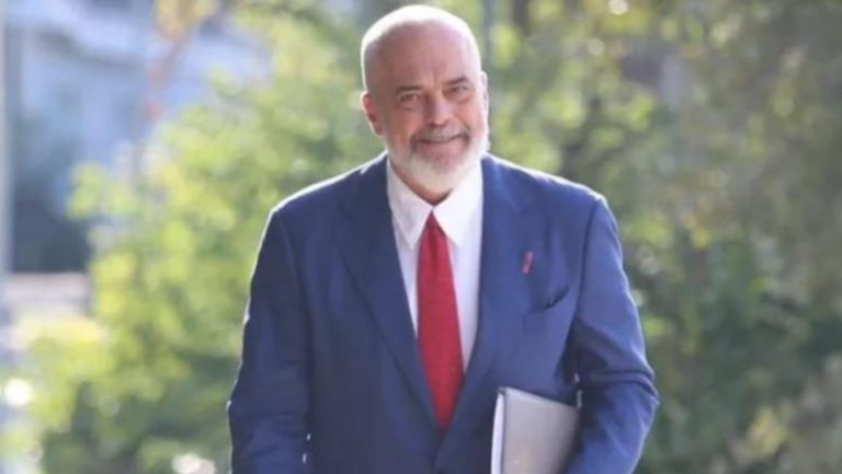 Protesta, Rama: Shqiptarët e Kosovës dhe Maqedonisë së Veriut nuk janë diasporë! Flamuri i UÇK u përdhos! Lëreni Kurtin jashtë kësaj çorbe