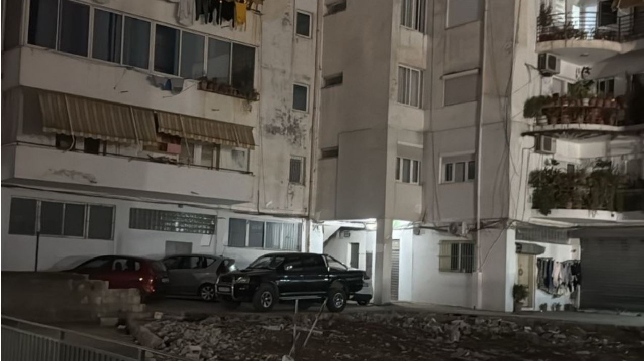 Plagosi me thikë dhe sende të forta dy fqinjët, publikohet fotoja e autorit