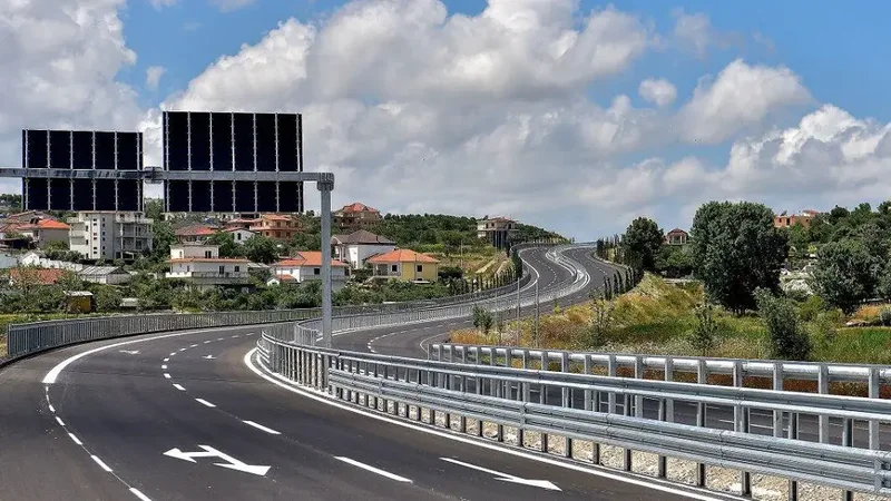 Fillon aplikimi i tarifës në autostradën Thumanë-Kashar, ja sa do paguajnë automjetet që do kalojnë aty
