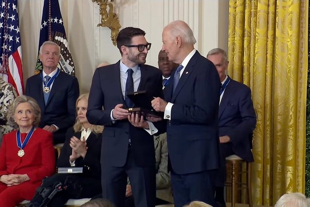 George Soros dekorohet me Medaljen e lartë të Lirisë. Alex: Babai im një patriot amerikan!