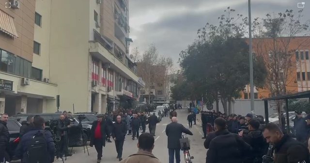 Berisha sot në SPAK, mbërrijnë protestuesit e parë para Prokurorisë së Posaçme, vendoset kordoni policor