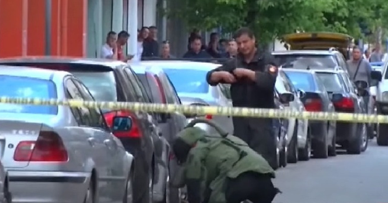 Gjendet lëndë plasëse poshtë një automjeti në Mat, ndërhyjnë forcat xheniere