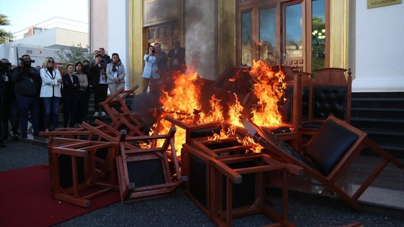 Nuk paguan vullnetarisht për karriget e djegura, Kuvendi u mban pagën Bardhit, Nokës, Nallbatit dhe Hotit