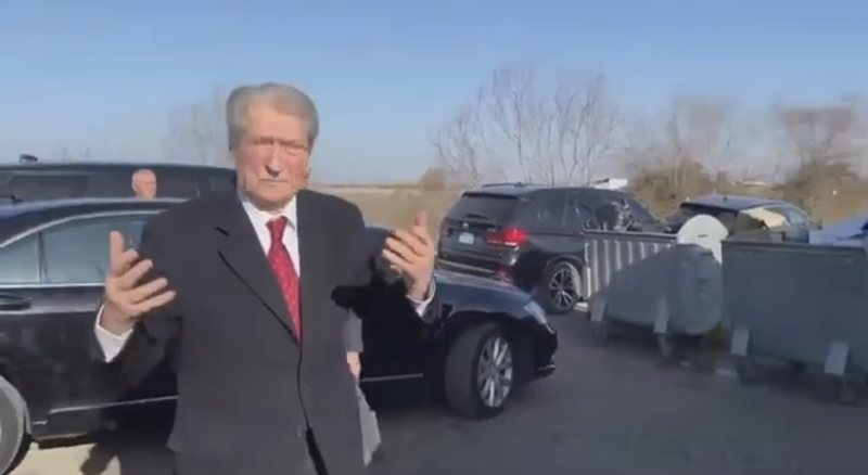 Sali Berisha shkon në burgun e Fierit, viziton Salianjin