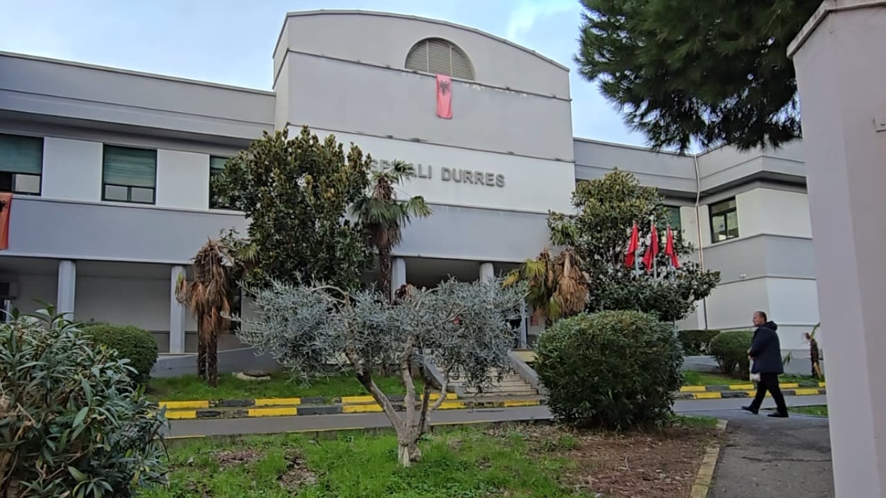 Fluks në spitalin e Durrësit, më shumë se 400 persona në ditë paraqiten në urgjencë prej virozëve