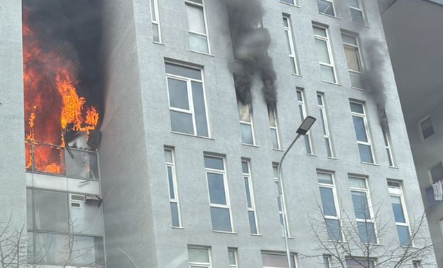 Zjarri te Komuna e Parisit/ Digjen zyrat e Raiffesien Bank, njerëzit në panik, shihni si tentojnë t’u shpëtojnë flakëve