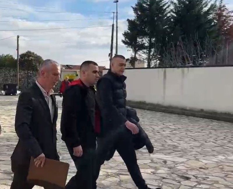 Atentati me 4 të vrarë në Dobraç/ Vetëdorëzohen në polici dy personat e shpallur në kërkim, Izmir Sakica dhe Samuel Troshani