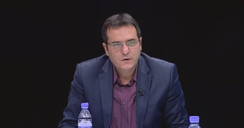 “Analfabetë funksionalë që dje lëpinit këpucët e Bashës e sot të Berishës” – Gazetari pranë PD tregon luftën mes demokratëve: Si fshihni dot fotot e videot e ndereve nga pushteti